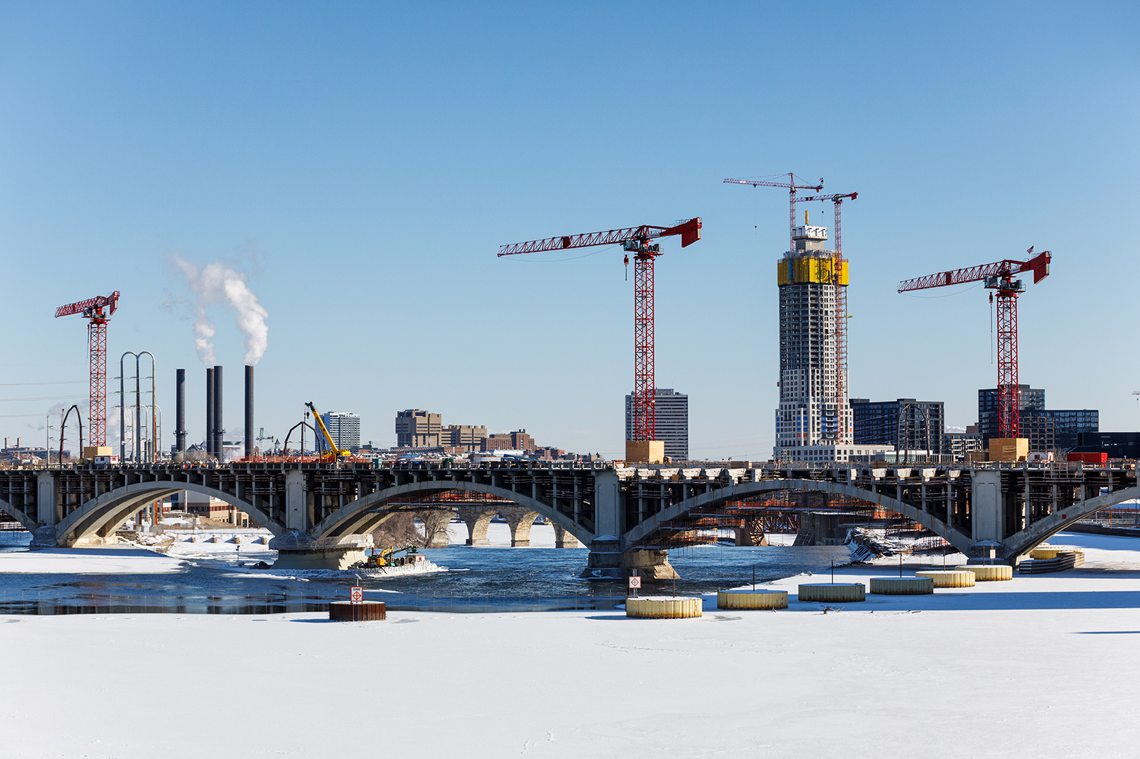 Four-Potain-MDT-tower-cranes-become-integral-part-of-famous-Minneapolis-bridge-s-history-and-also-its-structure-03.jpg