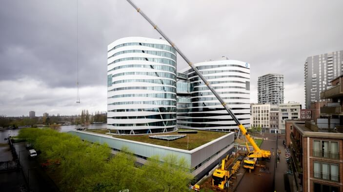 Tall-order--Grove-GMK5250XL-1-called-in-for-high-rise-project-in-downtown-Amsterdam-3.jpg