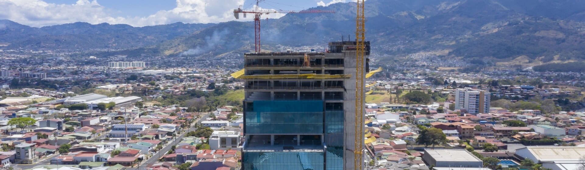 Pair-of-Potain-tower-cranes-erect-one-of-the-most-advanced-buildings-in-Costa-Rica-01.jpg