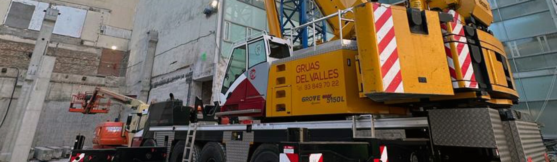 Spanish-crane-rental-company-chooses-Grove-for-local-hospital-remodeling-01.jpg