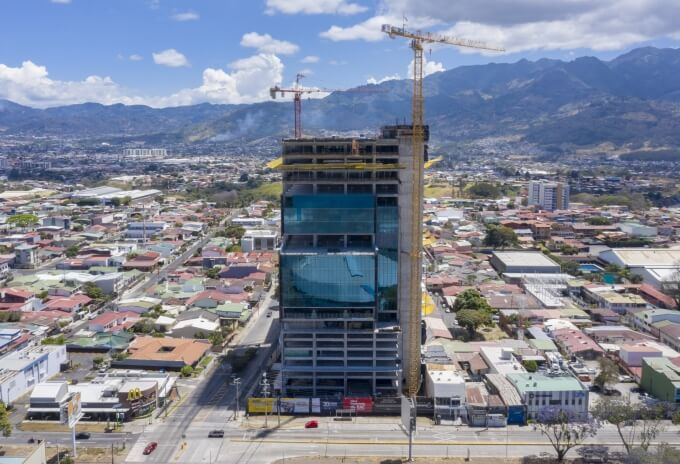 Pair-of-Potain-tower-cranes-erect-one-of-the-most-advanced-buildings-in-Costa-Rica-01.jpg