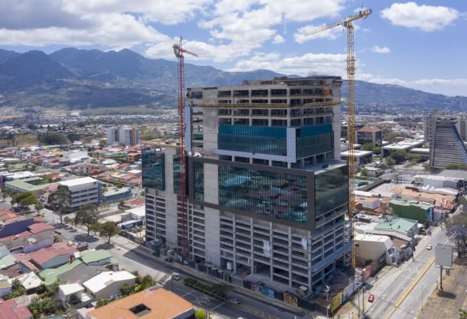 Pair-of-Potain-tower-cranes-erect-one-of-the-most-advanced-buildings-in-Costa-Rica-02.jpg