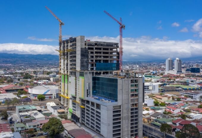 Pair-of-Potain-tower-cranes-erect-one-of-the-most-advanced-buildings-in-Costa-Rica-04.jpg