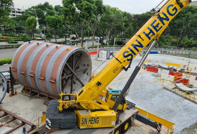 Singapores-first-Grove-GMK5250XL-1-delivered-to-Sin-Heng-Heavy-Machinery-02.jpg