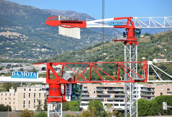 Riviera-Montage-uses-six-Potain-tower-cranes-for-the-construction-of-housing-offices-and-shops-close-to-the-new-IKEA-in-Nice-France-02.jpg