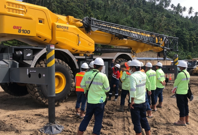 Manitowoc-delivers-Grove-GRT8100-to-Indonesian-gold-mining-business-02.jpg