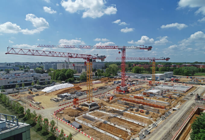 Des grues Potain de forte capacité au travail sur un projet de construction de Data Center en région parisienne (Photo 1)