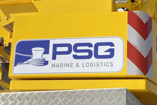 PSG-Marine-and-Logistics-takes-delivery-of-the-first-Grove-GRT8100-1-to-arrive-in-the-UK-05.jpg
