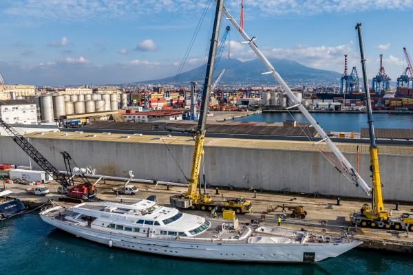 Two-Grove-cranes-from-Palumbo-Heavy-Lift-team-up-for-spectacular-tandem-lifts-in-Naples-01.jpg