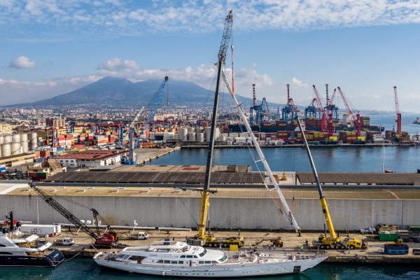 Two-Grove-cranes-from-Palumbo-Heavy-Lift-team-up-for-spectacular-tandem-lifts-in-Naples-02.jpg