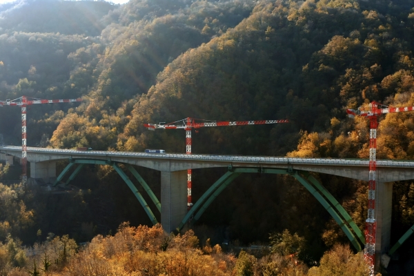 Europes-largest-ever-Potain-top-slewing-cranes-tackle-massive-Gravagna-viaduct-refurbishment-in-Italy-1.jpg