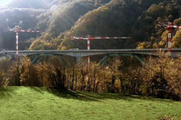 Europes-largest-ever-Potain-top-slewing-cranes-tackle-massive-Gravagna-viaduct-refurbishment-in-Italy-2.jpg