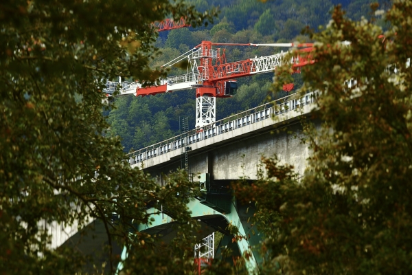 Europes-largest-ever-Potain-top-slewing-cranes-tackle-massive-Gravagna-viaduct-refurbishment-in-Italy-3.jpg