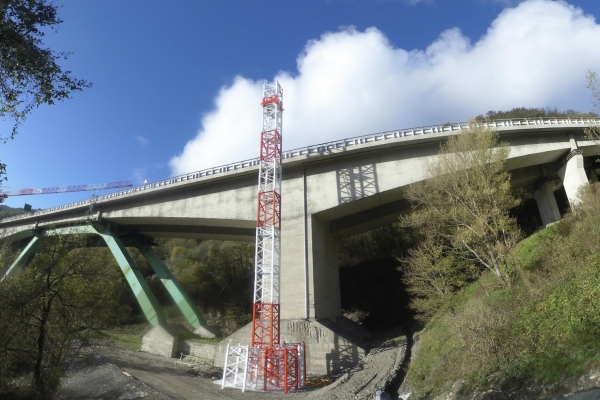 Europes-largest-ever-Potain-top-slewing-cranes-tackle-massive-Gravagna-viaduct-refurbishment-in-Italy-4.jpg