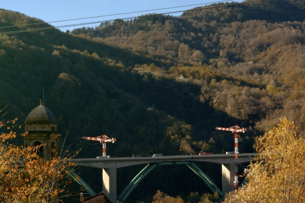 Europes-largest-ever-Potain-top-slewing-cranes-tackle-massive-Gravagna-viaduct-refurbishment-in-Italy-5.jpg