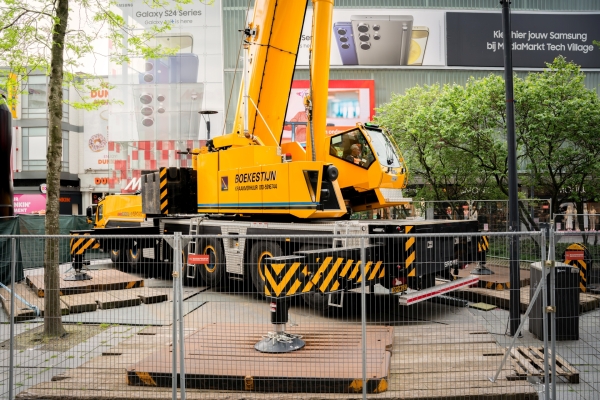 Grove-GMK6300L-1-proves-perfect-for-compact-jobsite-in-downtown-Rotterdam-03.jpg