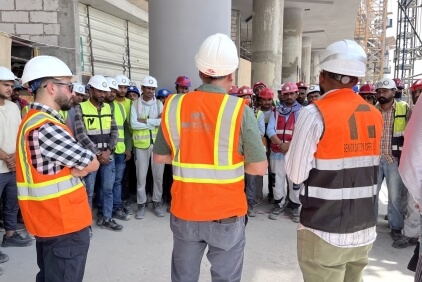 Manitowoc and NFT teams conducting a safety session with site personnel as part of a Gulf-wide jobsite engagement initiative. Manitowoc-and-NFT-promote-safe-working-across-the-Gulf-with-site-wide-engagement-initiative-01.jpg